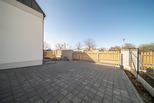 parkovací stání u domu [6/24]