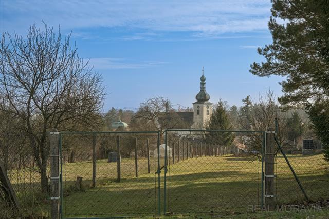 výhled z pozemku na kostel v Buchlovicích [3/26]